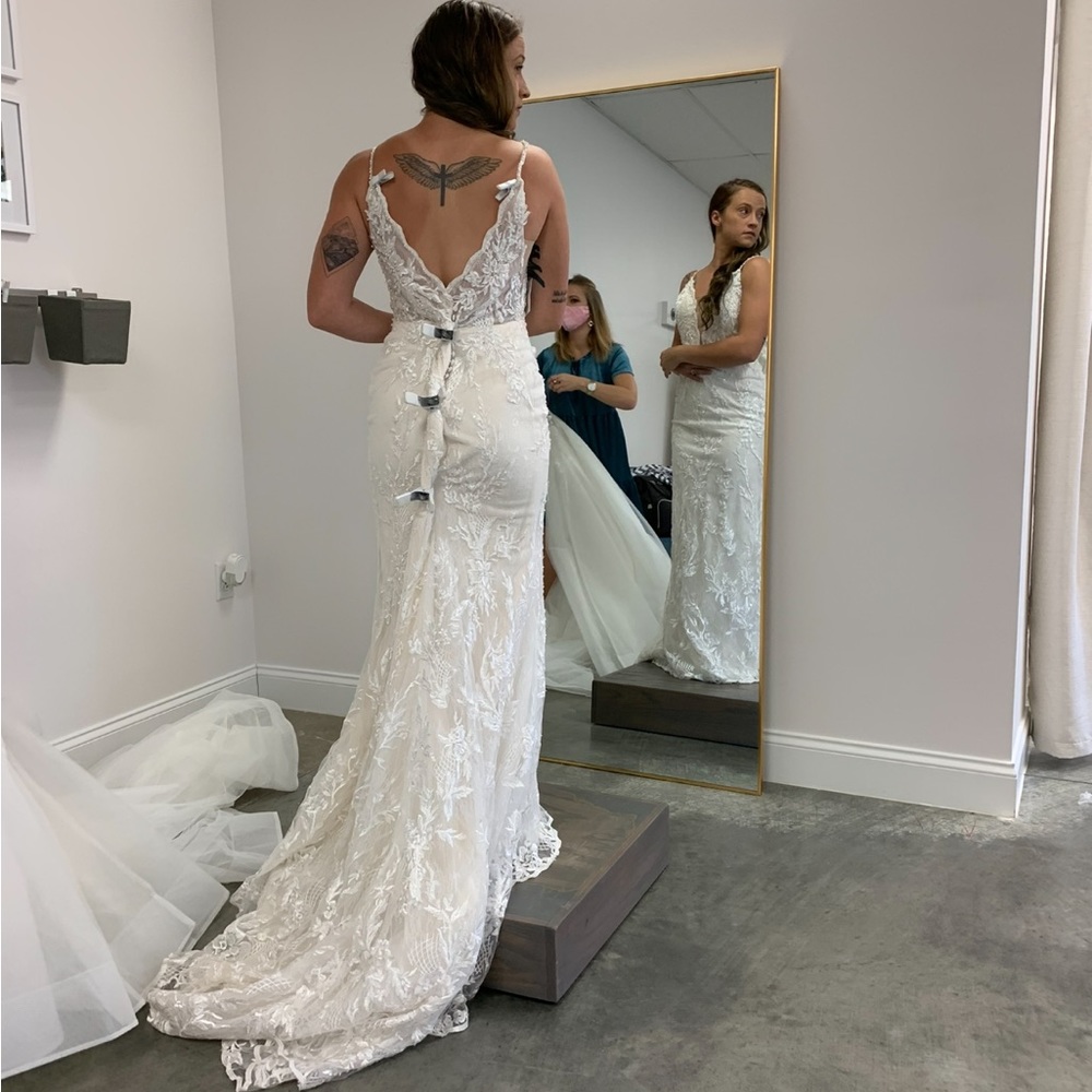 MOTIVATED TO SELL - Wedding dress and veil - Picture 5 of 7